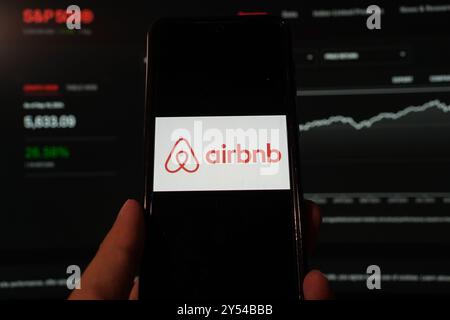 17 settembre 2024, Cina: In questa illustrazione fotografica, il logo Airbnb viene visualizzato su uno smartphone con sfondo del sito Web dell'indice S&P. (Immagine di credito: © Alvin Chan/SOPA Images via ZUMA Press Wire) SOLO PER USO EDITORIALE! Non per USO commerciale! Foto Stock