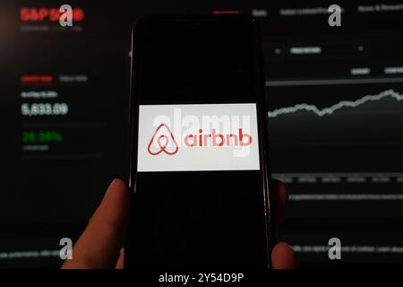 Cina. 17 settembre 2024. In questa immagine, il logo Airbnb viene visualizzato su uno smartphone con sfondo del sito Web S&P Index. (Foto di Alvin Chan/SOPA Images/Sipa USA) *** esclusivamente per notizie editoriali *** credito: SIPA USA/Alamy Live News Foto Stock