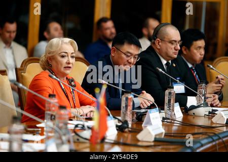 Bucarest, Romania. 19 settembre 2024. L'ex primo ministro rumeno Viorica Dancila (1° L) affronta la prima tavola rotonda commerciale Cina-Romania a Bucarest, Romania, 19 settembre 2024. PER ANDARE CON la tavola rotonda affari Cina-Romania debutta a Bucarest credito: Cristian Cristel/Xinhua/Alamy Live News Foto Stock