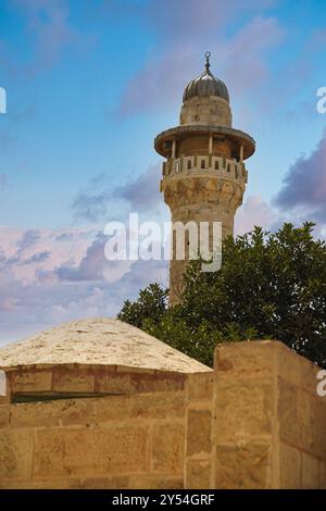 Il minareto della Moschea del Califfo Omar si trova vicino alla Sinagoga Hurva nella città vecchia di Gerusalemme, Israele Foto Stock