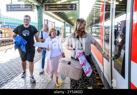 Decin, Repubblica Ceca. 20 settembre 2024. Il primo giorno delle elezioni del Consiglio regionale di Usti a Dolni Zleb, a Decin, Repubblica Ceca, 20 settembre 2024, dove la strada è allagata dal fiume Elba e l'unico modo possibile per arrivarci è in treno. I membri della commissione elettorale salgono a bordo del treno. Crediti: Ondrej Hajek/CTK Photo/Alamy Live News Foto Stock