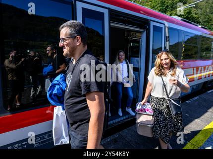 Decin, Repubblica Ceca. 20 settembre 2024. Il primo giorno delle elezioni del Consiglio regionale di Usti a Dolni Zleb, a Decin, Repubblica Ceca, 20 settembre 2024, dove la strada è allagata dal fiume Elba e l'unico modo possibile per arrivarci è in treno. I membri della commissione elettorale scendono dal treno. Crediti: Ondrej Hajek/CTK Photo/Alamy Live News Foto Stock