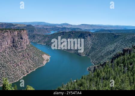Crociera in motoscafo sul Green River, nella Flaming Gorge National Recreation area, nella Ashley National Forest, vicino a Dutch John, Utah. Foto Stock