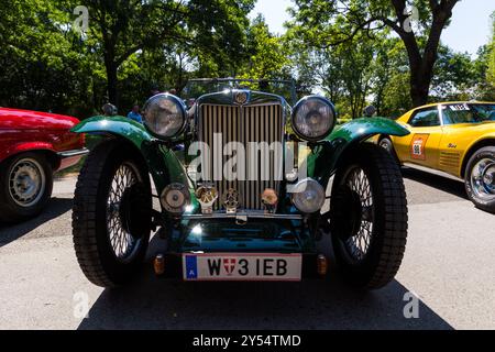 Davanti all'MG ai Vienna Classic Days 2024, sfilata di auto d'epoca, Donaupark, Vienna, Austria Foto Stock