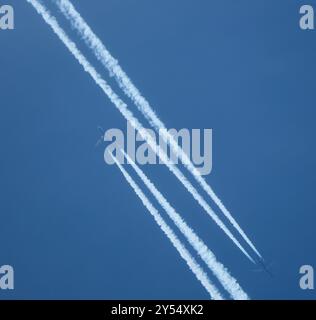 Percorso aereo nel cielo blu, contrafforti paralleli Foto Stock