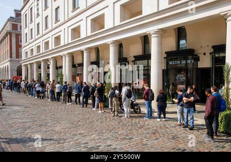 Londra, Regno Unito. 20 settembre 2024. Code all'esterno dell'Apple Store di Covent Garden Apple lancia la nuova gamma di iPhone 016 che include Apple Pro e Aple Max. Realizzati per Apple Intelligence con il nuovissimo chip A18, entrambi i modelli sono dotati di controllo della fotocamera, potenti aggiornamenti al sistema di telecamere avanzato, pulsante azione per accedere rapidamente a funzioni utili e una grande carica di durata della batteria Credit: Karl Black/Alamy Live News Foto Stock