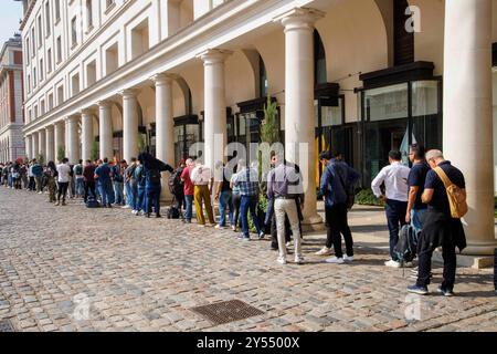 Londra, Regno Unito. 20 settembre 2024. Code all'esterno dell'Apple Store di Covent Garden Apple lancia la nuova gamma di iPhone 016 che include Apple Pro e Aple Max. Realizzati per Apple Intelligence con il nuovissimo chip A18, entrambi i modelli sono dotati di controllo della fotocamera, potenti aggiornamenti al sistema di telecamere avanzato, pulsante azione per accedere rapidamente a funzioni utili e una grande carica di durata della batteria Credit: Karl Black/Alamy Live News Foto Stock