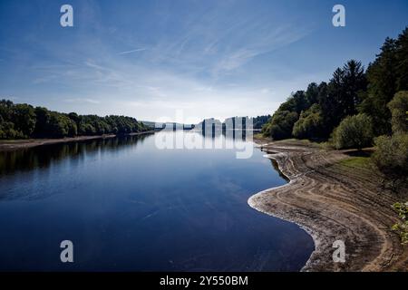 L'acqua blu e il cielo di fine estate al Wayoh Reservoir Foto Stock