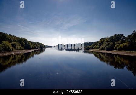 L'acqua blu e il cielo di fine estate al Wayoh Reservoir Foto Stock