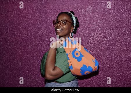 Ritratto di una donna afroamericana sicura di sé sorridente e in posa per una foto Foto Stock
