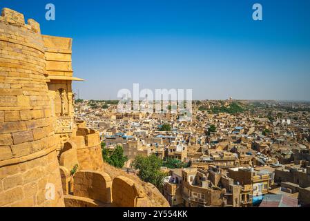 Vista sulla città con il forte di Jaisalmer nella città di Jaisalmer, Rajasthan, India Foto Stock