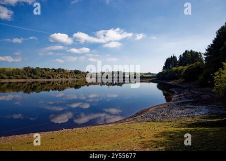 Edgworth si riflette nelle acque del lago artificiale Wayoh Foto Stock