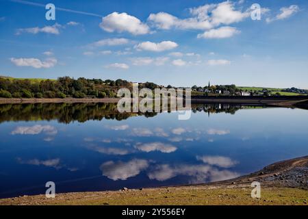 Edgworth si riflette nelle acque del lago artificiale Wayoh Foto Stock