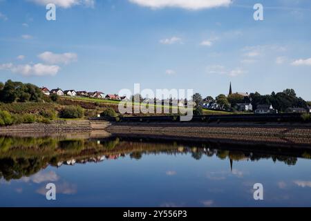 Edgworth si riflette nelle acque del lago artificiale Wayoh Foto Stock