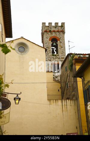 La città di Radda appare racchiusa all'interno delle mura parzialmente conservate. La città vecchia ha una pianta cittadina costituita da una strada principale sulla quale si apre Foto Stock