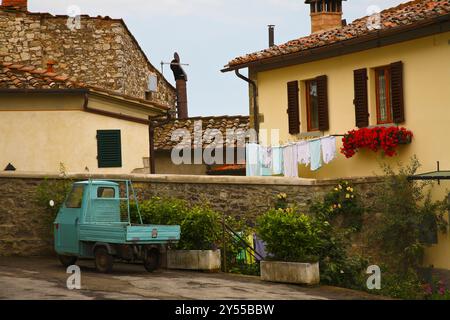 La città di Radda appare racchiusa all'interno delle mura parzialmente conservate. La città vecchia ha una pianta cittadina costituita da una strada principale sulla quale si apre Foto Stock