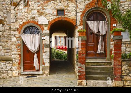 La città di Radda appare racchiusa all'interno delle mura parzialmente conservate. La città vecchia ha una pianta cittadina costituita da una strada principale sulla quale si apre Foto Stock