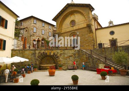 La città di Radda appare racchiusa all'interno delle mura parzialmente conservate. La città vecchia ha una pianta cittadina costituita da una strada principale sulla quale si apre Foto Stock