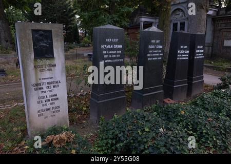 Le tombe dei Fratelli Grimm nella Vecchia St. Matthäus Kirchhof a Berlino, Germania. Foto Stock