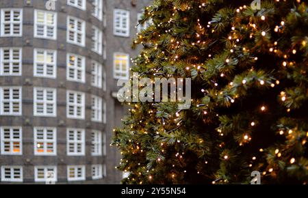 Albero di Natale ad Amburgo da vicino con un muro di un edificio sullo sfondo. Foto Stock