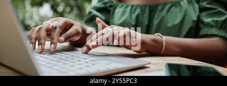 Banner del sito Web di digitazione delle dita femminili su tastiera bianca Foto Stock