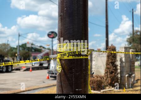 Il nastro della scena del crimine protegge i residenti dal processo di pulizia del 19 settembre 2024, nell'area di un'esplosione di un gasdotto al confine tra la porte e Deer Park, Texas. Un civile ha colpito la valvola in superficie causando un'esplosione e un incendio poco prima delle 10:00 di lunedì 16 settembre 2024. L'incendio è in fiamme da oltre 72 ore. I vigili del fuoco di oltre 7 dipartimenti hanno lavorato insieme per adornare le case e il terreno vicino al massiccio incendio per evitare che il fuoco si diffondesse ulteriormente . (Foto di Jennifer Lake/Sipa USA) Foto Stock