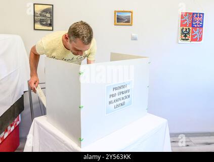 Decin, Repubblica Ceca. 20 settembre 2024. Il primo giorno delle elezioni del Consiglio regionale di Usti a Dolni Zleb, a Decin, Repubblica Ceca, 20 settembre 2024, dove la strada è allagata dal fiume Elba e l'unico modo possibile per arrivarci è in treno. I membri della commissione elettorale hanno preparato il seggio elettorale. L'elettore prepara il suo voto durante il primo giorno delle elezioni per le assemblee regionali e un terzo del Senato. Crediti: Ondrej Hajek/CTK Photo/Alamy Live News Foto Stock