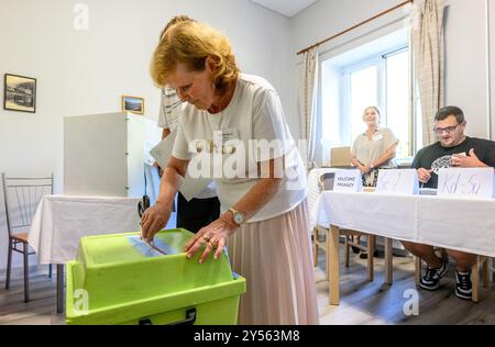 Decin, Repubblica Ceca. 20 settembre 2024. Il primo giorno delle elezioni del Consiglio regionale di Usti a Dolni Zleb, a Decin, Repubblica Ceca, 20 settembre 2024, dove la strada è allagata dal fiume Elba e l'unico modo possibile per arrivarci è in treno. I membri della commissione elettorale preparano il seggio elettorale. Crediti: Ondrej Hajek/CTK Photo/Alamy Live News Foto Stock