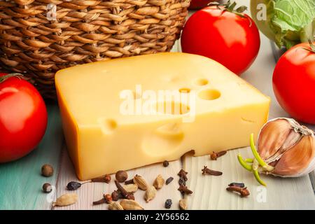 frammento di formaggio su sfondo in legno Foto Stock