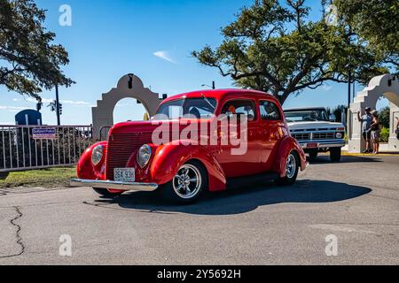 Gulfport, MS - 2 ottobre 2023: Vista dall'angolo anteriore con prospettiva bassa di una berlina Tudor Standard Ford del 1938 in una mostra di auto locale. Foto Stock