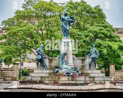 Questa scena di strada ai St John's Gardens è il memoriale del Liverpool Kings Regiment che ha combattuto con distinzione durante le guerre boere sudafricane Foto Stock