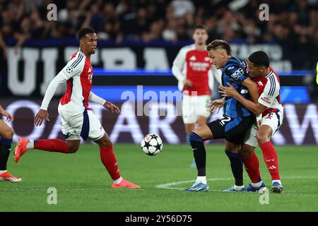 Bergamo, Italia. 19 settembre 2024. Mateo Retegui dell'Atalanta BC e Gabriel Magalhaes dell'Arsenal FC si battono per il pallone durante la partita di UEFA Champions League 2024/25 fase MD1 tra l'Atalanta BC e l'Arsenal FC allo stadio Gewiss il 19 settembre 2024 a Bergamo. Crediti: Marco Canoniero/Alamy Live News Foto Stock