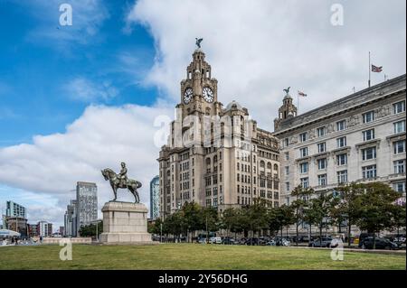 Questa colorata immagine di Pier Head di Liverpool è del famoso Royal Liver Building e memoriale di re Edoardo VII Foto Stock