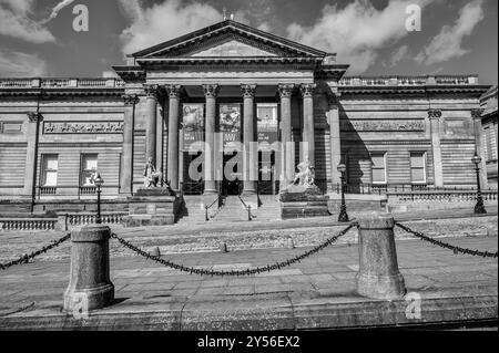 Questa colorata immagine della prestigiosa Walker Art Gallery di Liverpool in St George's Square, di fronte alla stazione di Liverpool Lime Street. Foto Stock