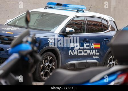 Madrid, Spagna. 20 settembre 2024. Una pattuglia della Policia Nacional è parcheggiata in una strada di Madrid. Crediti: Jan Woitas/dpa/Alamy Live News Foto Stock