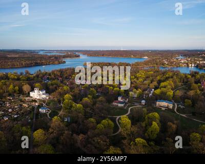 Splendida vista dall'alto di Potsdam con Villa Henckel, Villa Quandt e i laghi Heiliger SEE e Jungfernsee, Germania - copia spazio Foto Stock