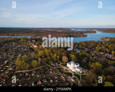 Splendida vista dall'alto di Potsdam con Villa Henckel e il lago Jungfernsee, Germania - spazio copia Foto Stock