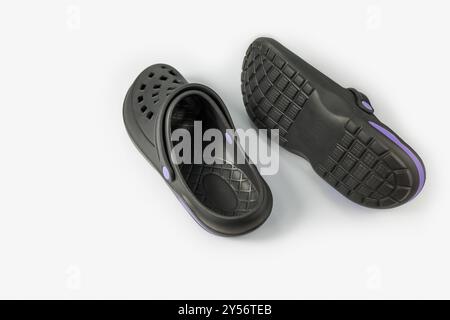 Zoccoli classici Crocs sul bianco Foto Stock