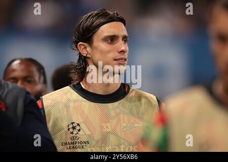 Bergamo, Italia. 19 settembre 2024. Riccardo Calafiori dell'Arsenal FC arriva in panchina prima del calcio d'inizio nella partita di UEFA Champions League allo stadio Gewiss di Bergamo. Il credito per immagini dovrebbe essere: Jonathan Moscrop/Sportimage Credit: Sportimage Ltd/Alamy Live News Foto Stock