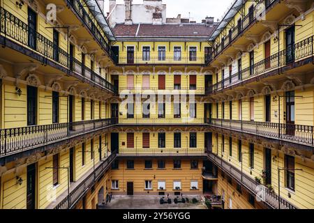 Tipico cortile di un vecchio edificio nel centro di Budapest Foto Stock