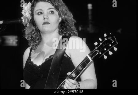 MARIE DU SANTIAGO, KENICKE, 1998: La chitarrista Marie du Santiago della band indie suona dal vivo al Reading Festival il 28 agosto 1998. La band si sciolse poco dopo in ottobre. Foto: Rob Watkins. INFO: Kenickie, una band indie rock britannica degli anni '90, è esplosa sulla scena con il loro suono energico e i testi irriverenti. Successi come "Punka" e "in Your Car" hanno mostrato il loro atteggiamento di ispirazione punk e melodie accattivanti, guadagnando loro un seguito di culto durante l'era Britpop. Foto Stock