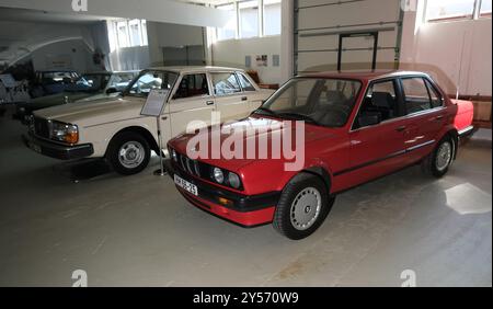 20 settembre 2024, Sassonia, Wilkau-Haßlau: Una BMW 318 (M) del 1988 e una Volvo 244 del 1977 sono in mostra al Culitzsch Classic Car Museum. Le auto fanno parte di una mostra speciale intitolata "Unerreichbar nah" (Unattainably Close), che si concentra sui veicoli importati dall'Occidente per la RDT. Foto: Sebastian Willnow/dpa Foto Stock