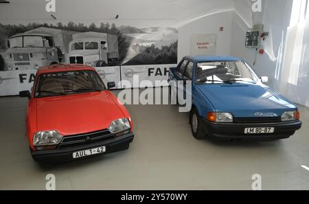 20 settembre 2024, Sassonia, Wilkau-Haßlau: Una Citroën GSA Pallas (l) del 1981 e una Ford Orion del 1987 sono in mostra al museo di auto d'epoca di Culitzsch. L'auto fa parte di una mostra speciale intitolata "Unerreichbar nah" (Unattainably Close), che si concentra sui veicoli importati dall'Occidente per la RDT. Foto: Sebastian Willnow/dpa Foto Stock