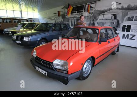 20 settembre 2024, Sassonia, Wilkau-Haßlau: A Citroën GSA Pallas del 1981 è in mostra al museo di auto d'epoca Culitzsch. L'auto fa parte di una mostra speciale intitolata "Unerreichbar nah" (Unattainably Close), che si concentra sui veicoli importati dall'Occidente per la RDT. Foto: Sebastian Willnow/dpa Foto Stock