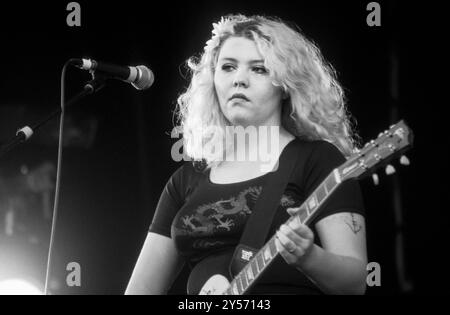 MARIE DU SANTIAGO, KENICKE, 1998: La chitarrista Marie du Santiago della band Kenickie suona sul palco principale al Reading Festival, Reading, Regno Unito, il 22 agosto 1997. Foto: Rob Watkins. Foto: Rob Watkins. INFO: Kenickie, una band indie rock britannica degli anni '90, è esplosa sulla scena con il loro suono energico e i testi irriverenti. Successi come "Punka" e "in Your Car" hanno mostrato il loro atteggiamento di ispirazione punk e melodie accattivanti, guadagnando loro un seguito di culto durante l'era Britpop. Foto Stock