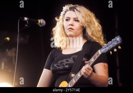 MARIE DU SANTIAGO, KENICKE, 1998: La chitarrista Marie du Santiago della band Kenickie suona sul palco principale al Reading Festival, Reading, Regno Unito, il 22 agosto 1997. Foto: Rob Watkins. Foto: Rob Watkins. INFO: Kenickie, una band indie rock britannica degli anni '90, è esplosa sulla scena con il loro suono energico e i testi irriverenti. Successi come "Punka" e "in Your Car" hanno mostrato il loro atteggiamento di ispirazione punk e melodie accattivanti, guadagnando loro un seguito di culto durante l'era Britpop. Foto Stock