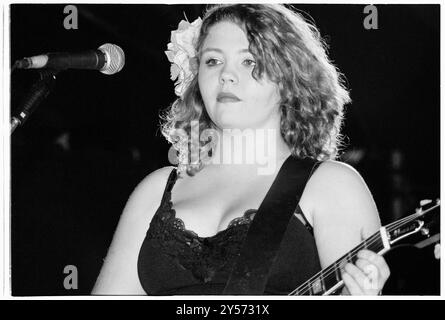 MARIE DU SANTIAGO, KENICKE, 1998: La chitarrista Marie du Santiago della band indie suona dal vivo al Reading Festival il 28 agosto 1998. La band si sciolse poco dopo in ottobre. Foto: Rob Watkins. INFO: Kenickie, una band indie rock britannica degli anni '90, è esplosa sulla scena con il loro suono energico e i testi irriverenti. Successi come "Punka" e "in Your Car" hanno mostrato il loro atteggiamento di ispirazione punk e melodie accattivanti, guadagnando loro un seguito di culto durante l'era Britpop. Foto Stock