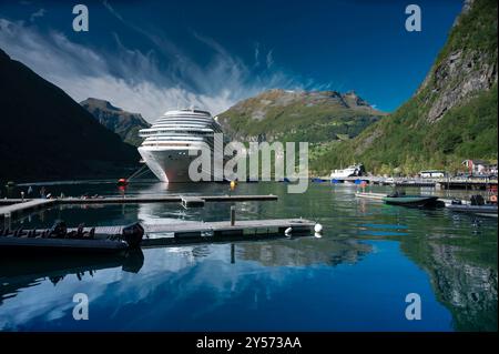 Una grande nave da crociera è ancorata pacificamente in uno splendido fiordo che presenta splendide montagne sullo sfondo, creando una vista panoramica Foto Stock