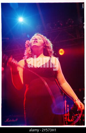 MARIE DU SANTIAGO, KENICKE, 1998: La chitarrista Marie du Santiago della band indie suona dal vivo al Reading Festival il 28 agosto 1998. La band si sciolse poco dopo in ottobre. Foto: Rob Watkins. INFO: Kenickie, una band indie rock britannica degli anni '90, è esplosa sulla scena con il loro suono energico e i testi irriverenti. Successi come "Punka" e "in Your Car" hanno mostrato il loro atteggiamento di ispirazione punk e melodie accattivanti, guadagnando loro un seguito di culto durante l'era Britpop. Foto Stock