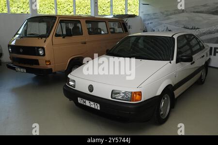 20 settembre 2024, Sassonia, Wilkau-Haßlau: Una VW T3 del 1985 e una VW Passat del 1988 sono in mostra al museo di auto d'epoca Culitzsch. Le auto fanno parte di una mostra speciale intitolata "Unerreichbar nah" (Unattainably Close), che si concentra sui veicoli importati dall'Occidente per la RDT. Foto: Sebastian Willnow/dpa Foto Stock